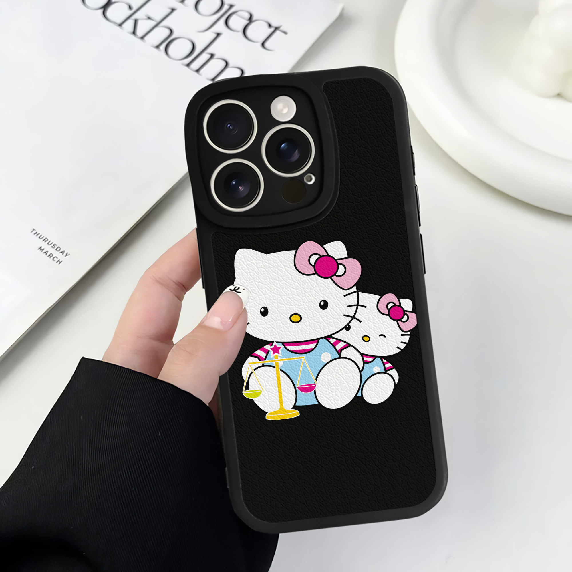 （画像用） Hello Kitty ハローキティ 【iPhone 16シリーズ対応】シリコンスマホケース（レザー調） 材質：シリコン